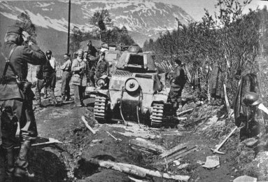 Fransk stridsvagn under framryckning vid Bjerkvik