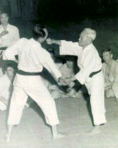 Sensei Funakoshi demostrando uma tcnica