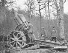 Deutsche Artilleristen mit 21-cm-Mrser vor Verdun, 1916