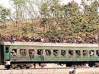 Un tren en Corea del Norte, atestado de gente, en 1997. (AFP)