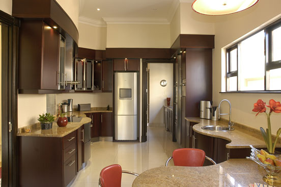 Kitchen cupboards with 
units to ceiling with bulkhead 
