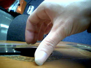 yanl:ba parmak gitara yaslanyor