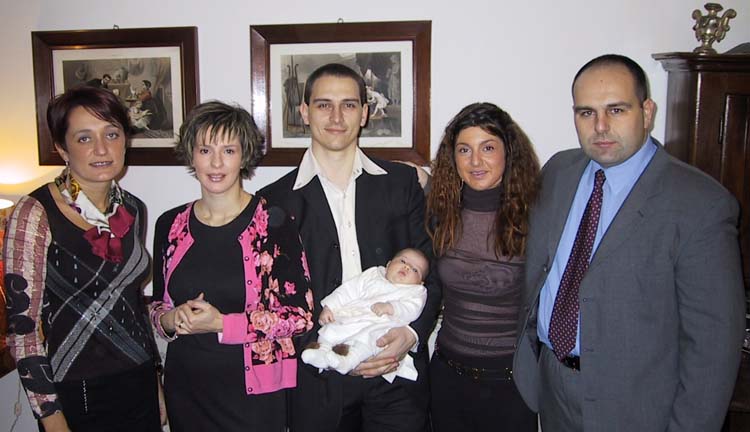 Alessandra, la mamma Silvia, le occhiaie di Emanuele, Camilla, Raffaella ed Andrea