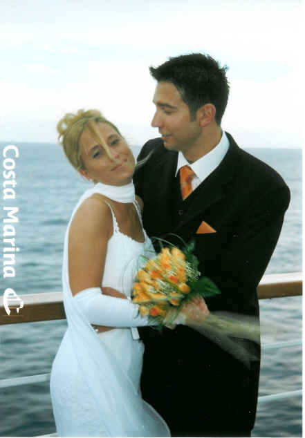Brautpaar Alex und Suse nach der Hochzeit auf See an der Reling