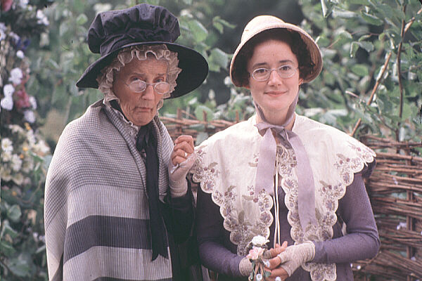 Phyllida Law y Sophie Thomson, madre e hija, como la Sra. y la Srta. Bates - Emma (1996)