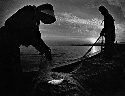 williameugenesmith-1972-couple-fishing-minimata-japan.jpg