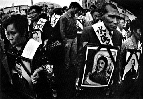 williameugenesmith-1972-plaintiff-demonstration-minamata-japan.jpg