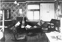 EL TOVAR HOTEL - CORNER OF A BEDROOM SUITE. LOUNGE CHAIR WITH PILLOWS. CIRCA 1905. DETROIT PHOTOGRAPHIC.