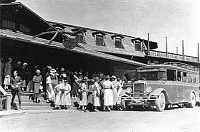 FRED HARVEY HERMITS REST TOUR BUS LOADING IN FRONT OF EL TOVAR HOTEL. WOMEN'S TOUR GROUP. CIRCA 1939. NPS. 