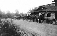 HORSE DRAWN COACHING PARTIES LEAVING THE EL TOVAR HOTEL TO TOUR THE CANYON RIM. NO BOARDWALK. CIRCA 1905. DETROIT PUBLISHING. 