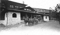 GRANDVIEW HOTEL HORSE-DRAWN STAGE MAKING A STOP AT THE EL TOVAR HOTEL ENTRANCE. CIRCA 1906 PUB