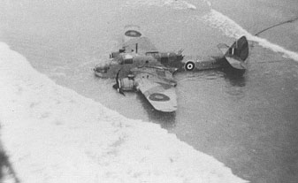 B.Beaufort DD953 crash landed F.Arelho beach 1943 (EMFA/CAVFA via L.Tavares)