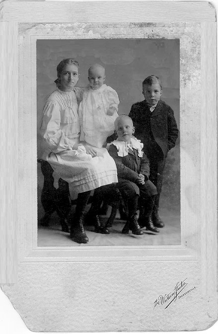 Photo of Unidentified Relatives?