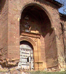 Portada de la Iglesia de San Martn ,s.XIV en Bezares(La Rioja) Actualmente en ruina.