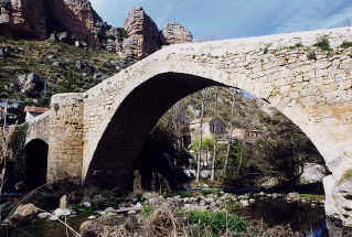 Puente medieval de Viguera (La Rioja) sobre el ro Iregua. Su construccin data del siglo XI, aunque fue reedificado por el emperador Carlos I en el siglo XVI. Tiene tres arcos, dos de medio punto y el central apuntado, y est elaborado con piedra de toba, sillera, sillarejo y mampostera.