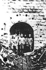 Franzsische Soldaten vor einem der beiden Eingnge des Abschnittsmagazins M 8 La Poudrire , 1916